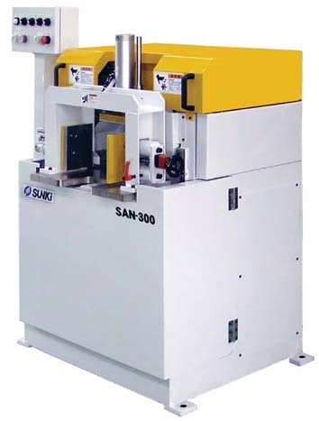  �T���L�̂r�`�m-�R�O�O�́A�s�i�h �W���C�X�g�ނ̒f�ʌ`��ɍ��킹������ю~�߂����H���邽�߂ɊJ�����ꂽ��p�J�b�^�[�}�V���ł��B